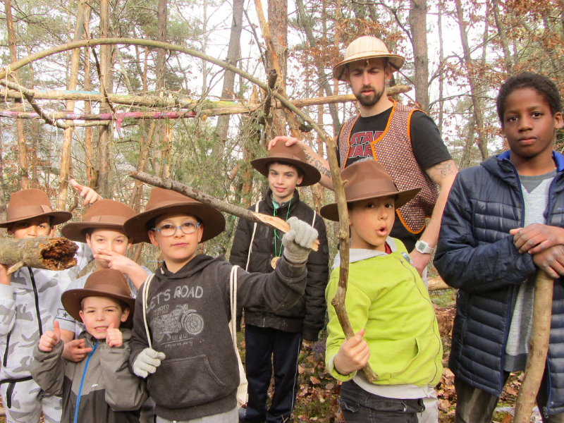 Groupe de jeunes enfants en colonie de vacances multi activités ce printemps