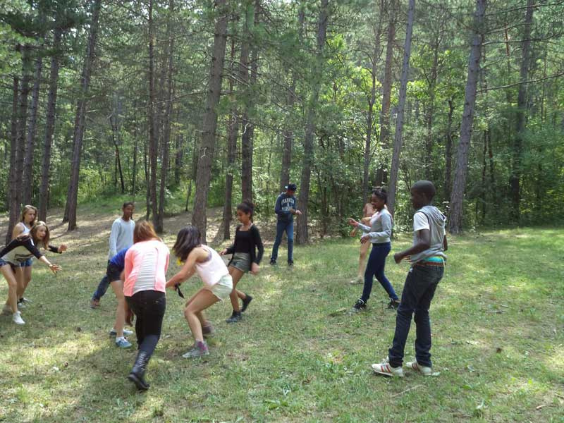 Enfants qui s'amusent près de leur centre de vacances en colonie de vacances multi activités