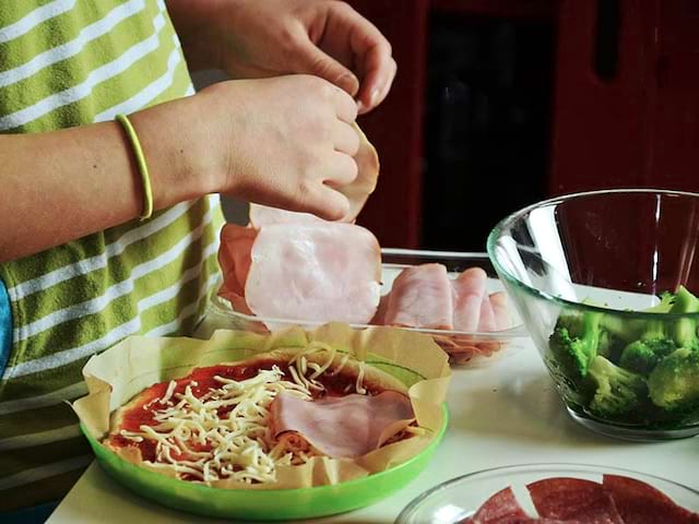 Enfant qui cuisine lors de sa colonie de vacances Créatif en soi 