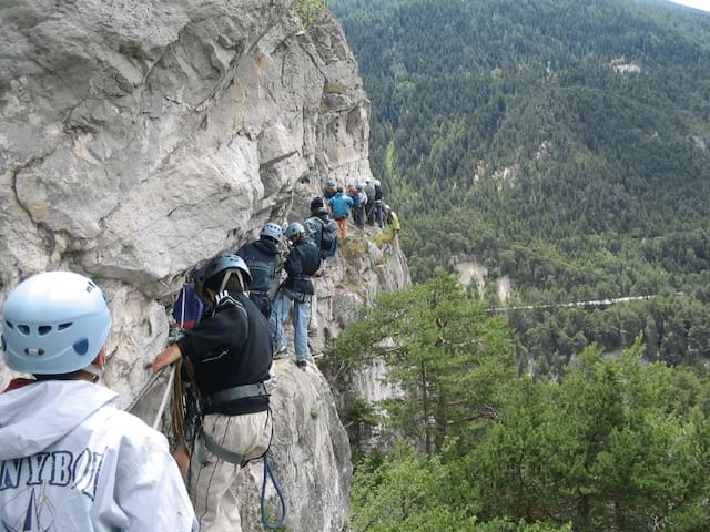 Activité via Ferrata réservée aux jeunes de 10 à 17 ans en colo de vacances durant l'automne