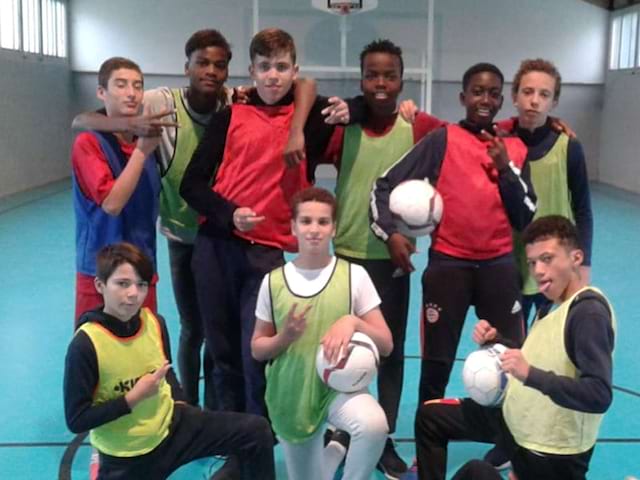 Groupe d'ados en colonie de vacances Football ce printemps