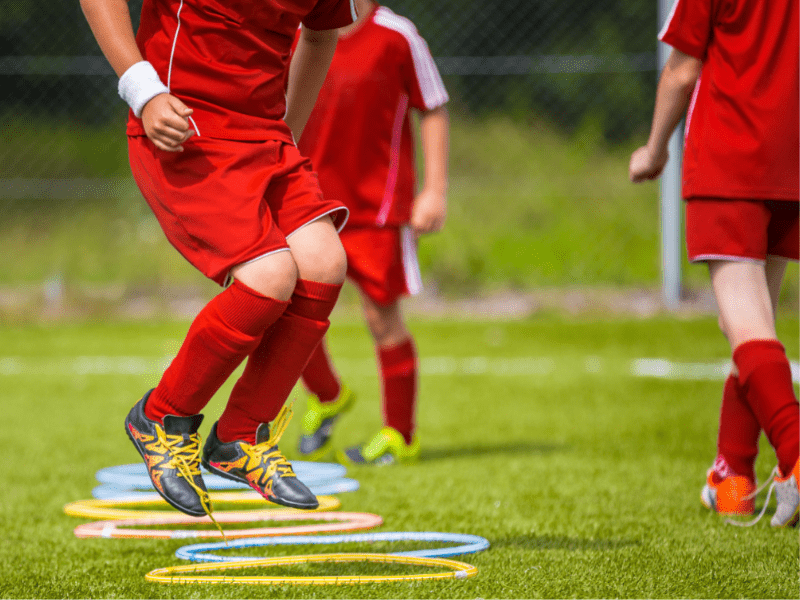 Jeunes joueurs de foot en colonie de vacances durant l'automne