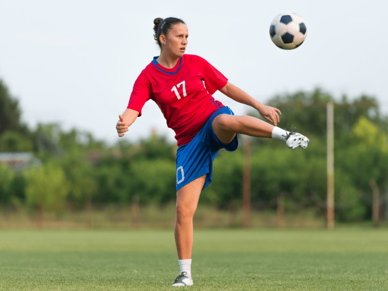 Ado qui pratique le foot en colo de vacances Football à la Toussaint