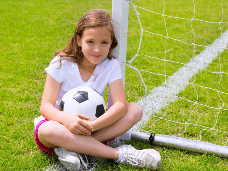 Jeune fille en colonie de vacances Football ce printemps