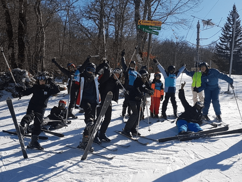 Groupe d'ados qui skie en colo de vacances Passion neige cet hiver