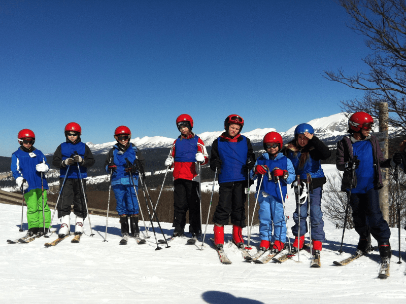 Les jeunes partis en colo skient sur les pistes cet hiver durant leur colo Passion Neige