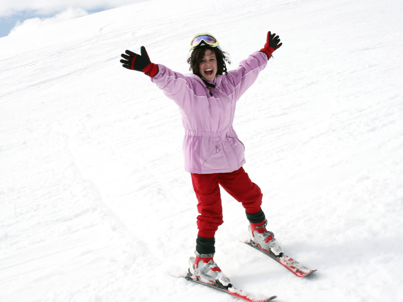 Enfant qui apprend à skier en colo de vacances cet hiver