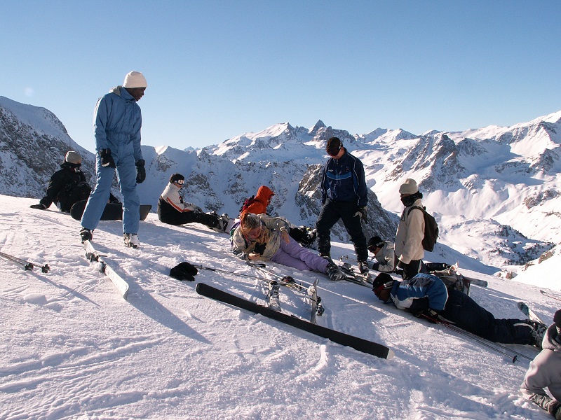Groupe de jeunes à la montagne qui font du ski en colo