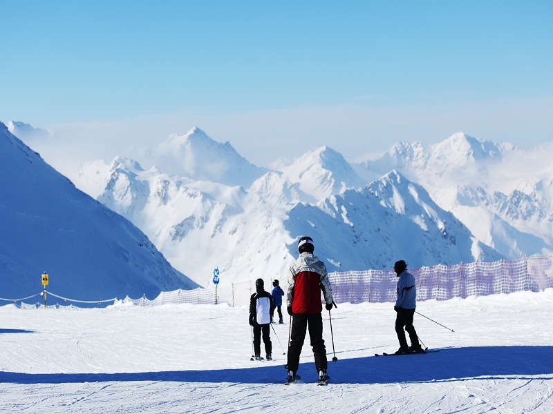 Ados qui dévalent les pistes de ski en colo de vacances cet hiver
