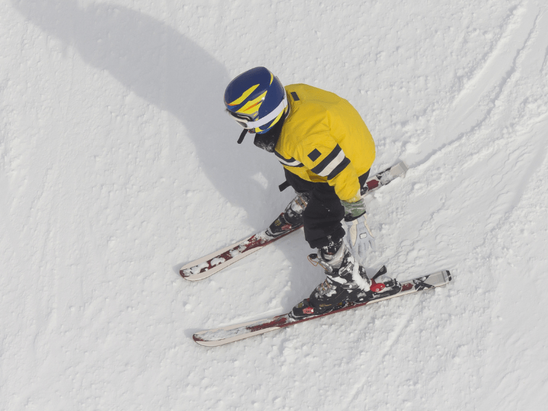Enfant qui apprend le ski en colo de vacances cet hiver