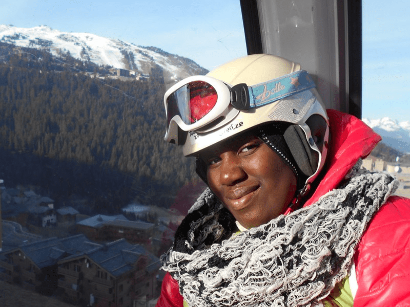Ado sur le télésiège qui apprend le ski en colo de vacances cet hiver