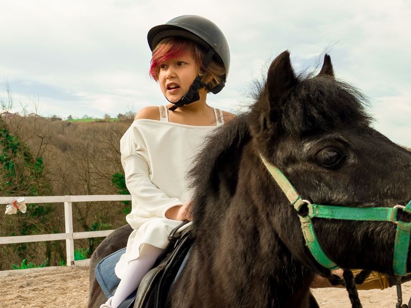 Enfant en colo de vacances Equitation spéciale 4-10 ans durant le printemps