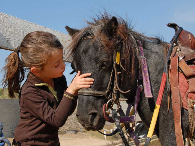 Enfant en colo de vacances Poneys durant les vacances de printemps