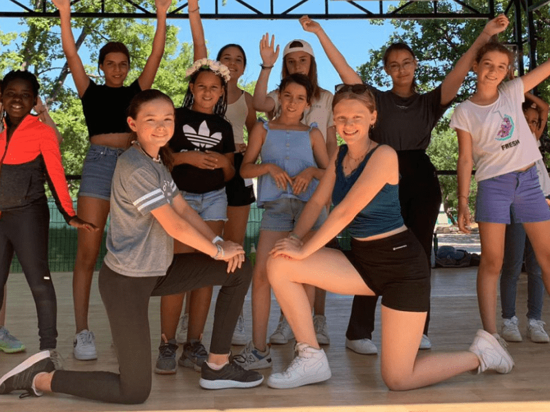 Groupe de jeunes en colo de vacances artistique cet hiver qui se représente sur scène