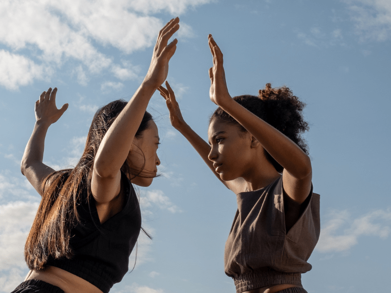 Deux jeunes filles qui dansent ensemble en colo de vacances multiactivités cet hiver