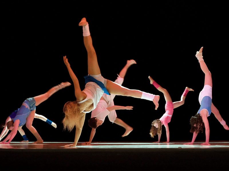 Spectacle de danse en colo de vacances artistique durant l'automne