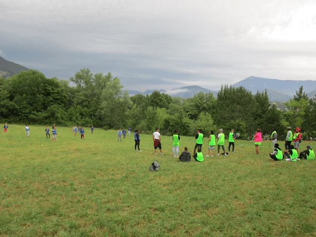 Groupe de jeunes en colo durant le printemps qui s'amuse dans les champs