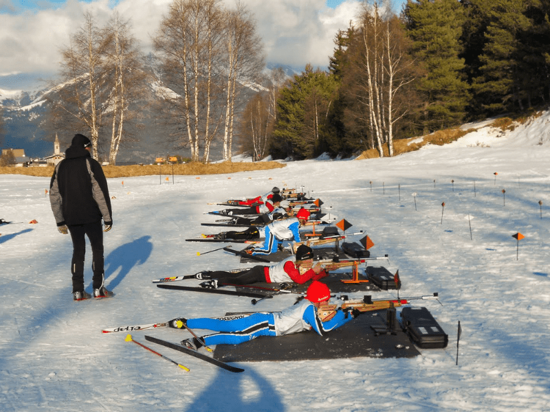 Groupe de jeunes et leur instructeur en colo de vacances Biathlon cet hiver