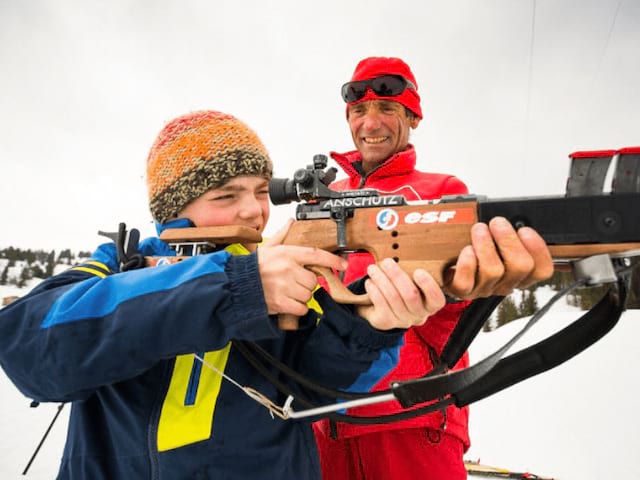 Cours de biathlon dispensés par un instructeur de l'ESF, en colo de vacances cet hiver