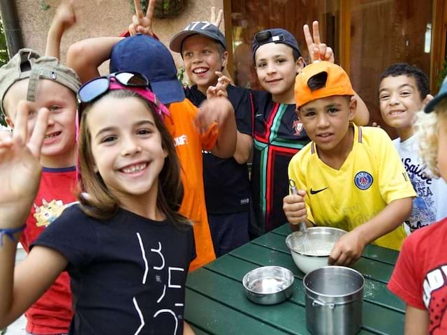 Groupe d'enfants en colo de vacances ce printemps