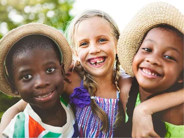 Groupe d'enfants en colo de vacances qui s'amuse en compagnie des animaux