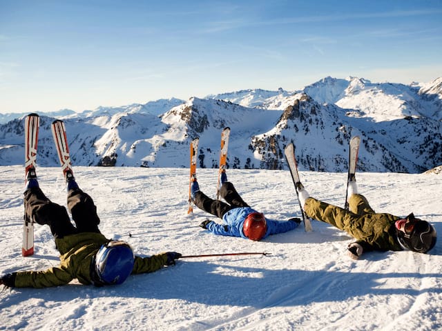 Jeunes en colo de vacances ski cet hiver qui font une pause