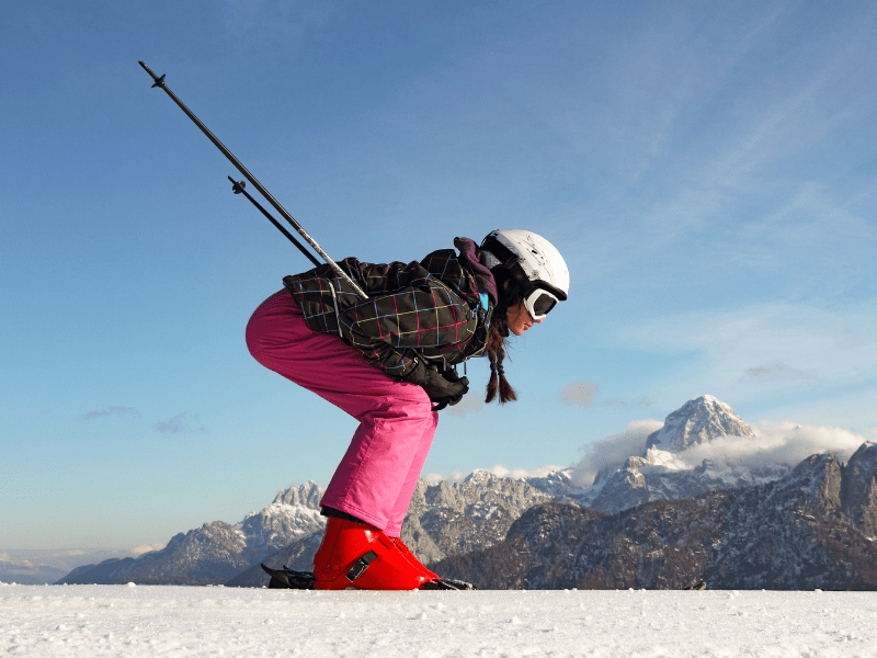 Jeune fille de 14 ans qui s'exerce à la pratique du ski en colo de vacances cet hiver