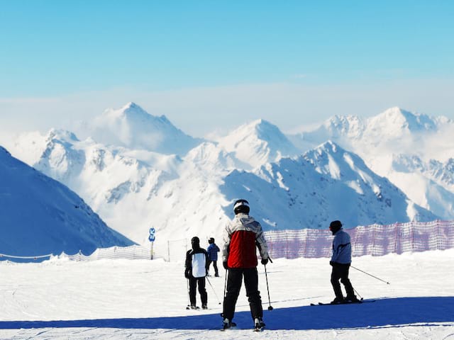 Jeunes sur les pistes de ski durant leur colo de vacances Ski cet hiver