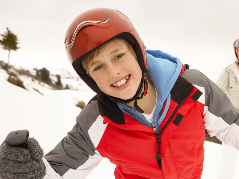 Jeune garçon en colo de vacances ski cet hiver