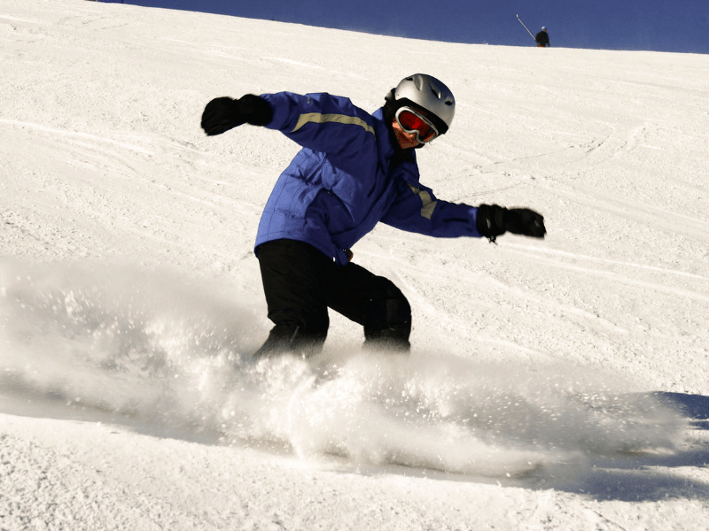 Ado qui dévale une piste de ski durant sa colo ski cet hiver