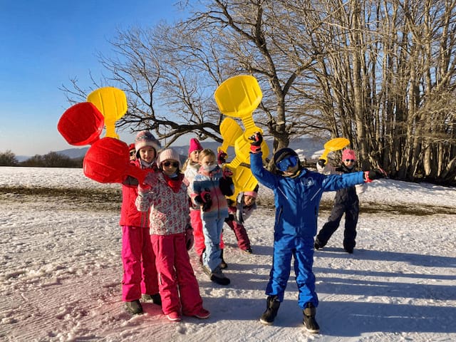 Activité luge durant la colo de vacances au ski cet hiver