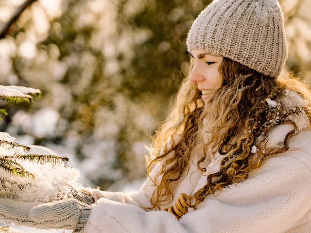 Jeune ado de 14 ans qui s'amuse dans la neige durant sa colo de vacances au ski cet hiver
