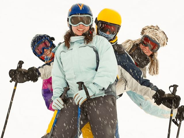 Groupe de jeunes de 14 ans qui sont en colo de vacances cet hiver pour pratiquer le ski 