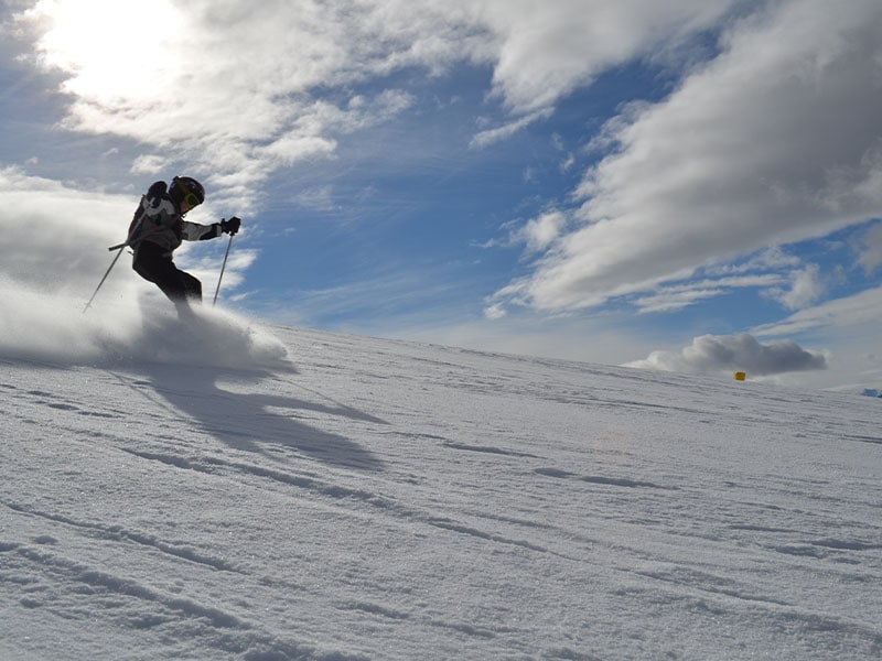 Descente d'une piste de ski lors d'une colonie de vacances dans les Dolomites