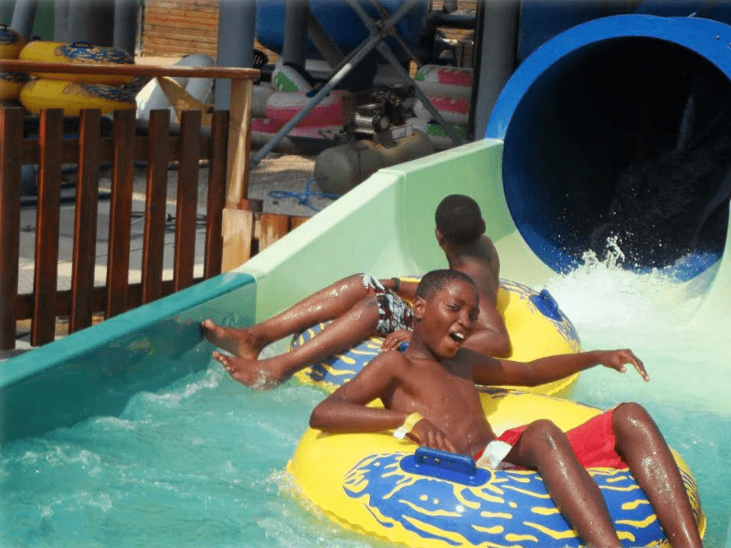 Jeunes qui profitent des toboggans dans la piscine en colo de vacances sur la Cote d'Azur ce printemps