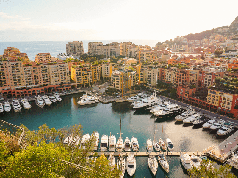 Vue sur la baie de Monaco, que les jeunes vont visiter en colo de vacances ce printemps