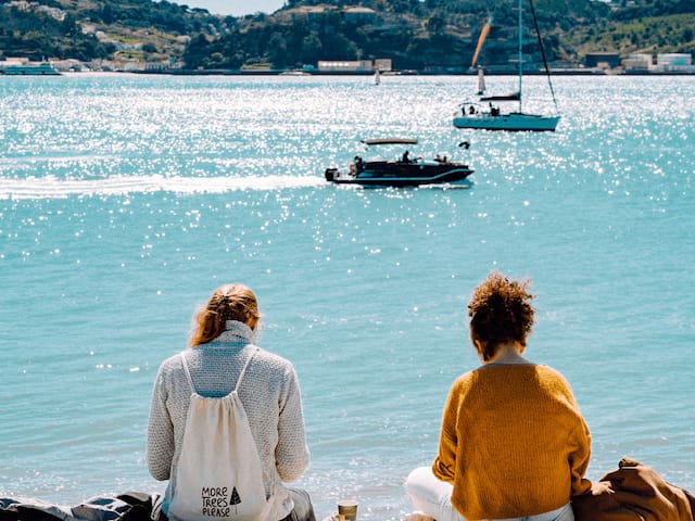 Ados en colo de vacances qui observent la mer 