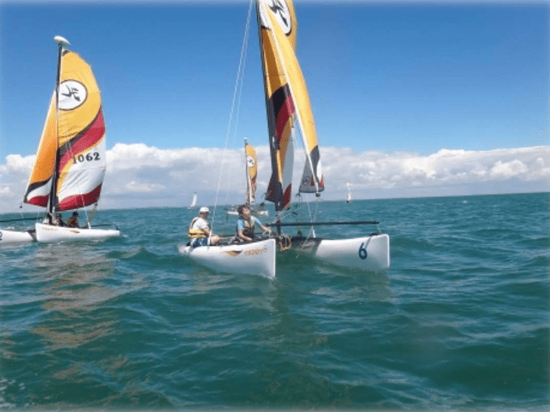 Jeunes qui s'essayent au catamaran en colo de vacances sur la Cote d'Azur, ce printemps