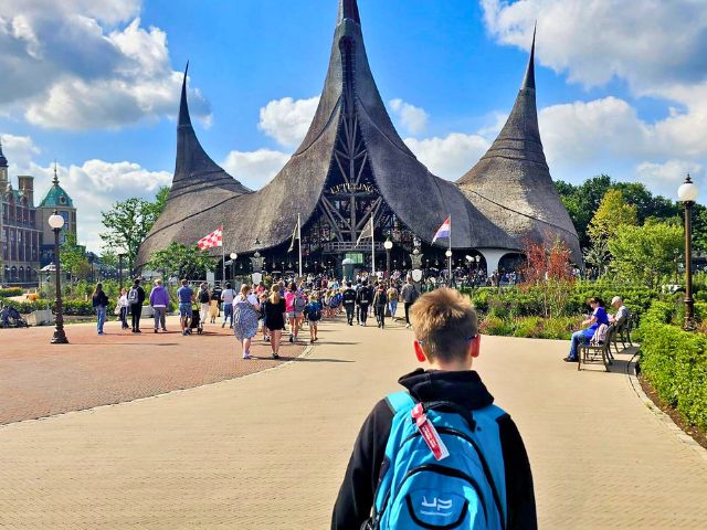Jeune garcon en colo de vacances ce printemps
