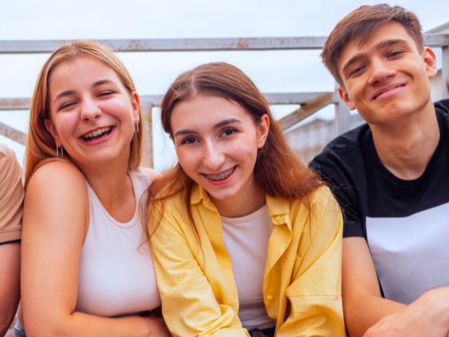 Jeunes en colo de vacances ce printemps qui profitent de leurs vacances