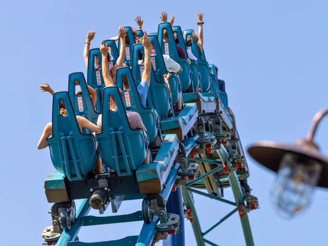 Manèges dans les parcs où baraudent les ados en colo