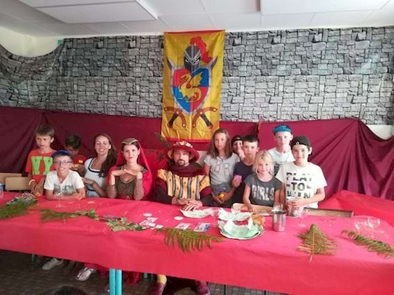 enfants en colo au Puy du Fou à table