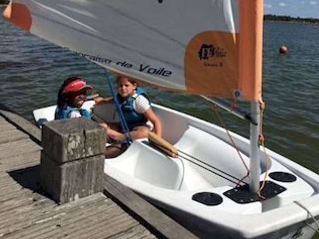 Enfants en colonie de vacances sur un bateau accosté