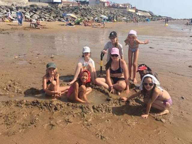 Enfnats sur la plage l'été en colonie de vacances