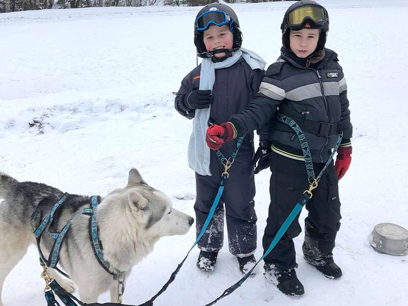 Vue sur deux enfants lors d'une colonie de vacances en hiver