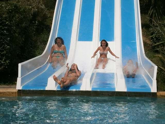 Vue sur des jeunes qui s'amusent à Aqualand lors de leur colo de vacances à la mer 