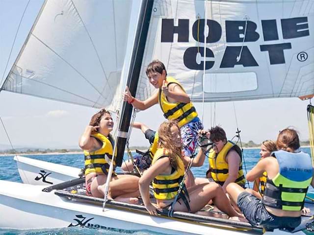 Jeunes qui font du catamaran lors de leur colo estivale à la mer Méditerranée 