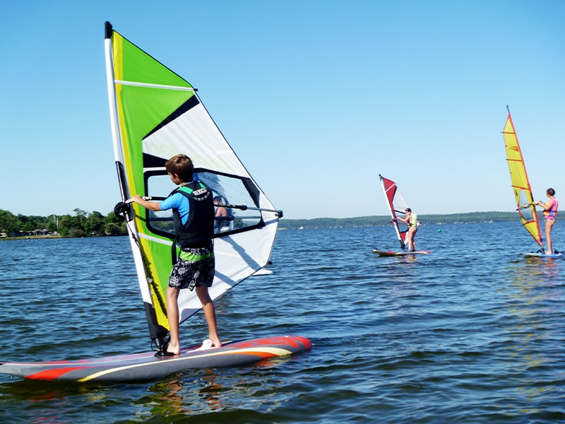 Jeunes qui font une activité nautique lors de leur colo de vacances estivales