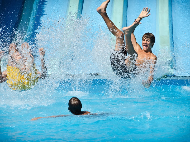 Parc aquatique Aqualand où les jeunes ont passé du bon temps en colo de vacances à la mer Méditerranée 