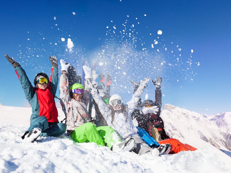 Groupe d'ados en colo de vacances sans ski durant les vacances de février